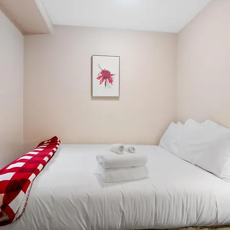Uptown Two Bedroom Apartment With The Essentials